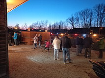 Glühweinabend bei Dämmerung auf dem Vereinsgelände des OGV in Abstatt