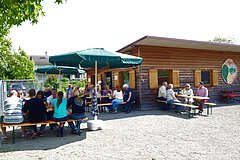 Gut besuchter Kaffeenachmittag auf dem Vereinsgelände des OGV in Abstatt bei sonnigem Wetter