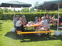 OGV Hocketse auf der Grünfläche bei sonnigem Wetter in Abstatt